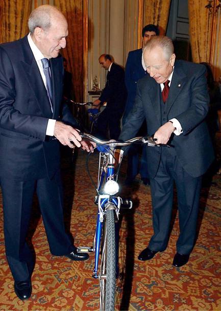 Una bici in omaggio al presidente Ciampi (Olycom)
